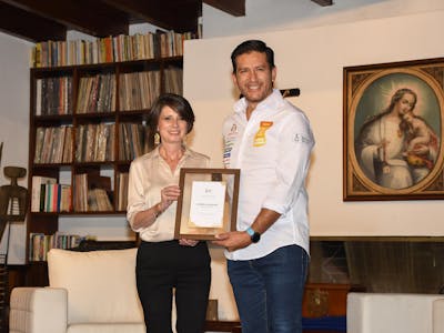 Sebastián Guayasamín fue galardonado con La Huella de Mucho Mejor Ecuador