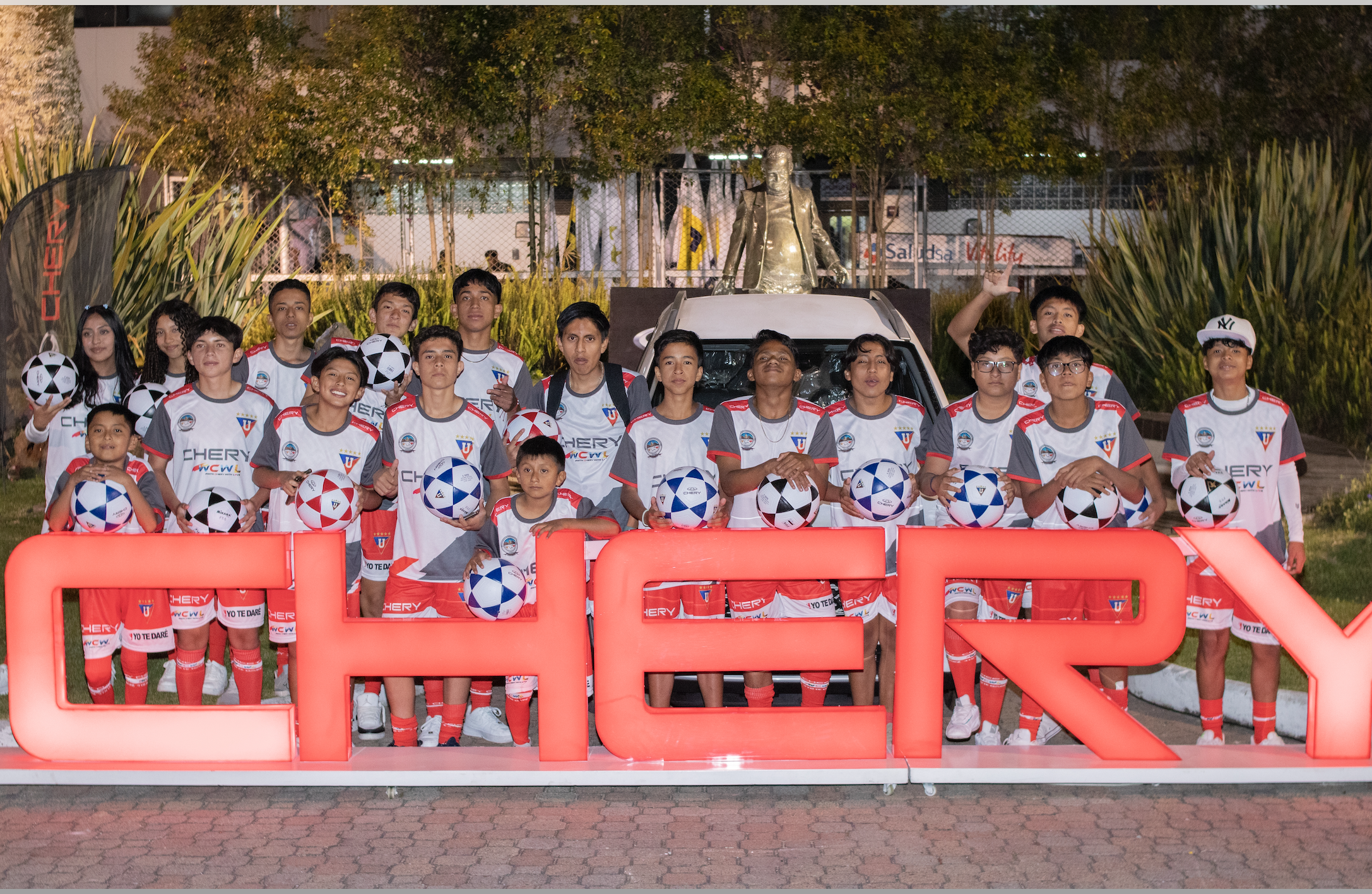 Chery cumplió el sueño de pequeños deportistas de la Escuela Municipal María Helena Salazar