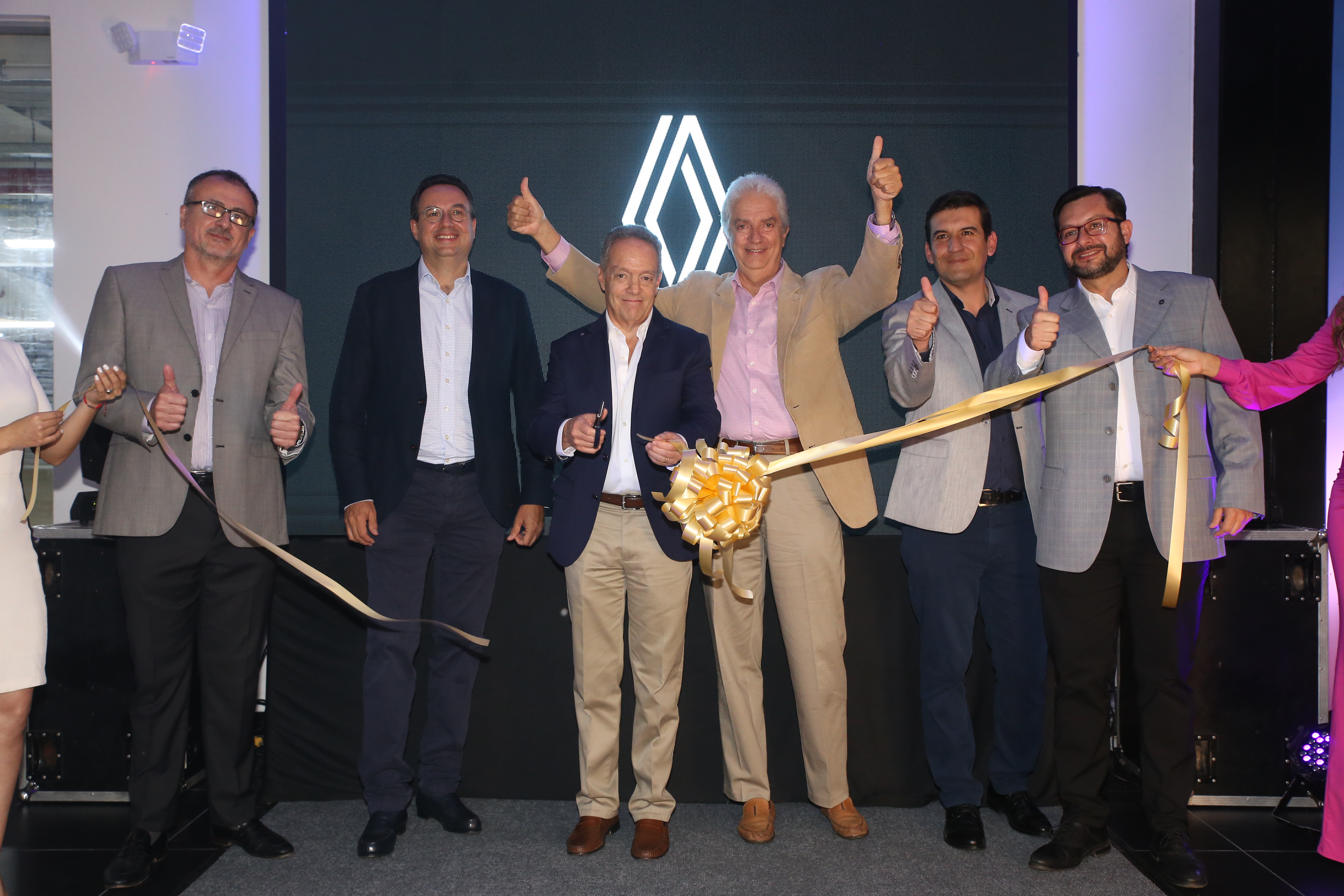 Ejecutivos de Renault visitaron la red de concesionarios de Renault de Automotores y Anexos S.A.
