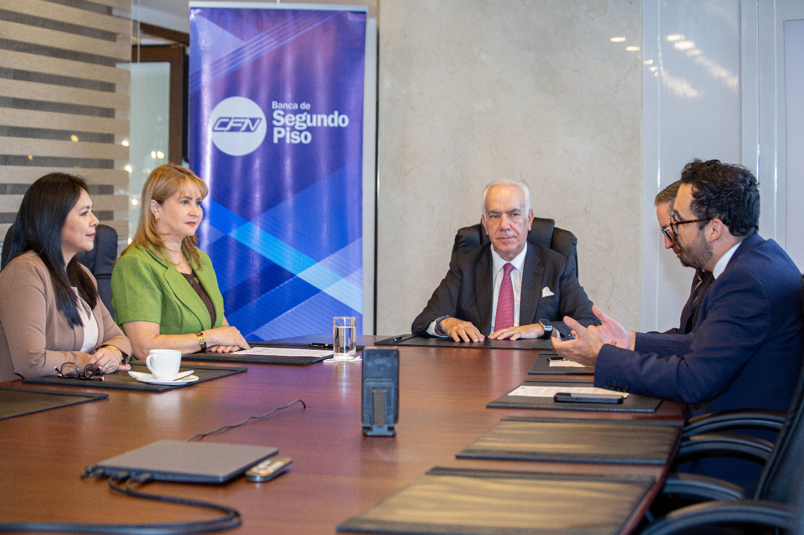 CFN y Banco del Austro impulsan financiamiento para proyectos de movilidad eléctrica en Ecuador