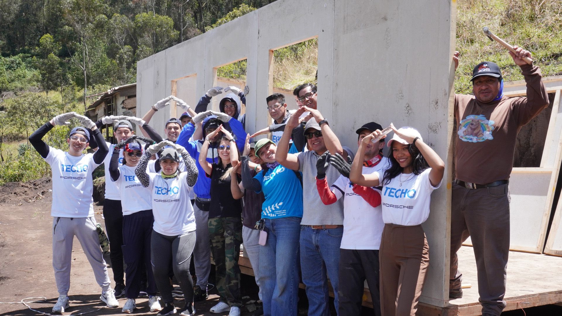 Voluntarios de Porsche y TECHO levantaron viviendas para familias vulnerables de Quito