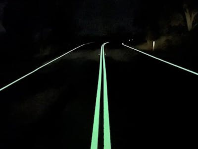 Australia reduce los accidentes viales un 67 % con carreteras que brillan en la oscuridad Australia reduce los accidentes viales un 67 % con carreteras que brillan en la oscuridad