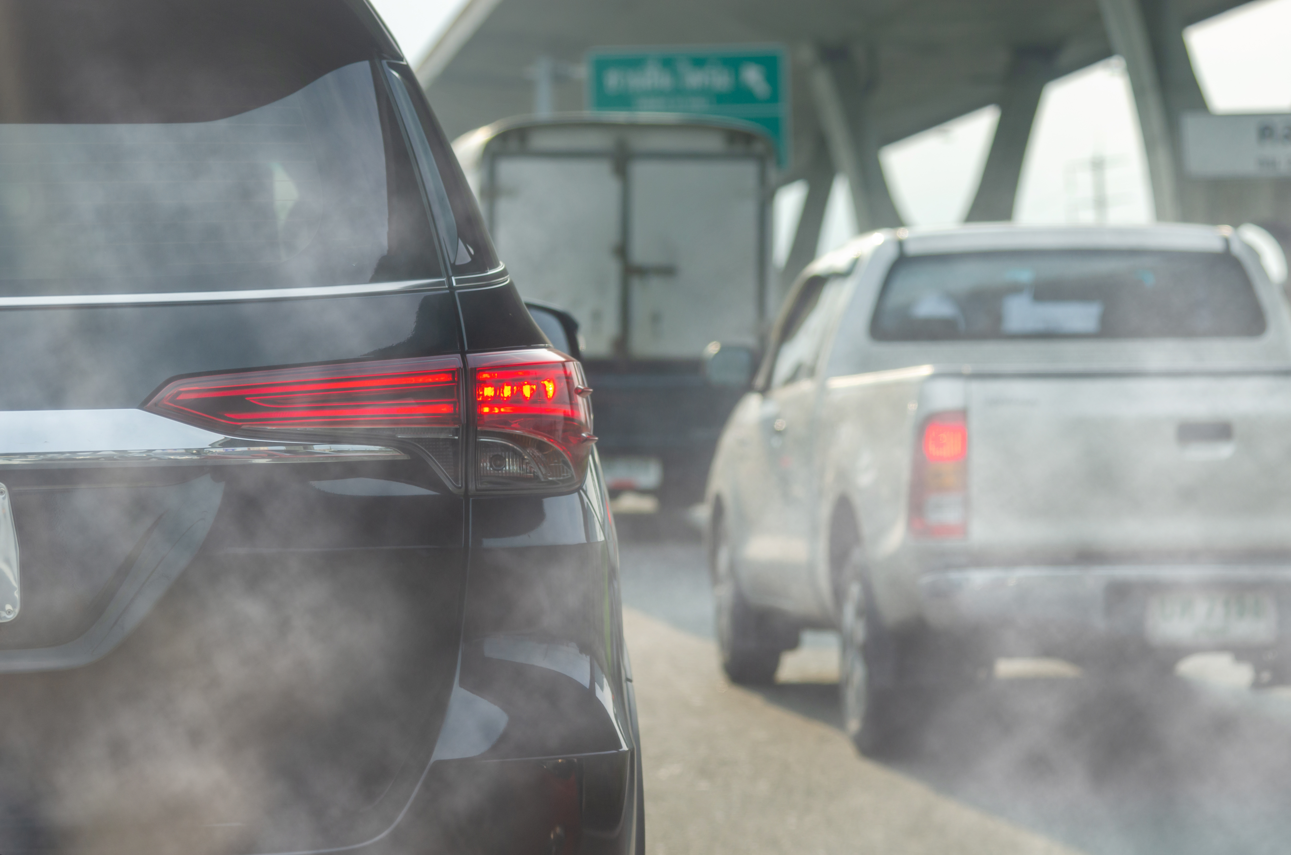 Humo blanco, azul o negro: ¿qué significa cada color sobre el motor?