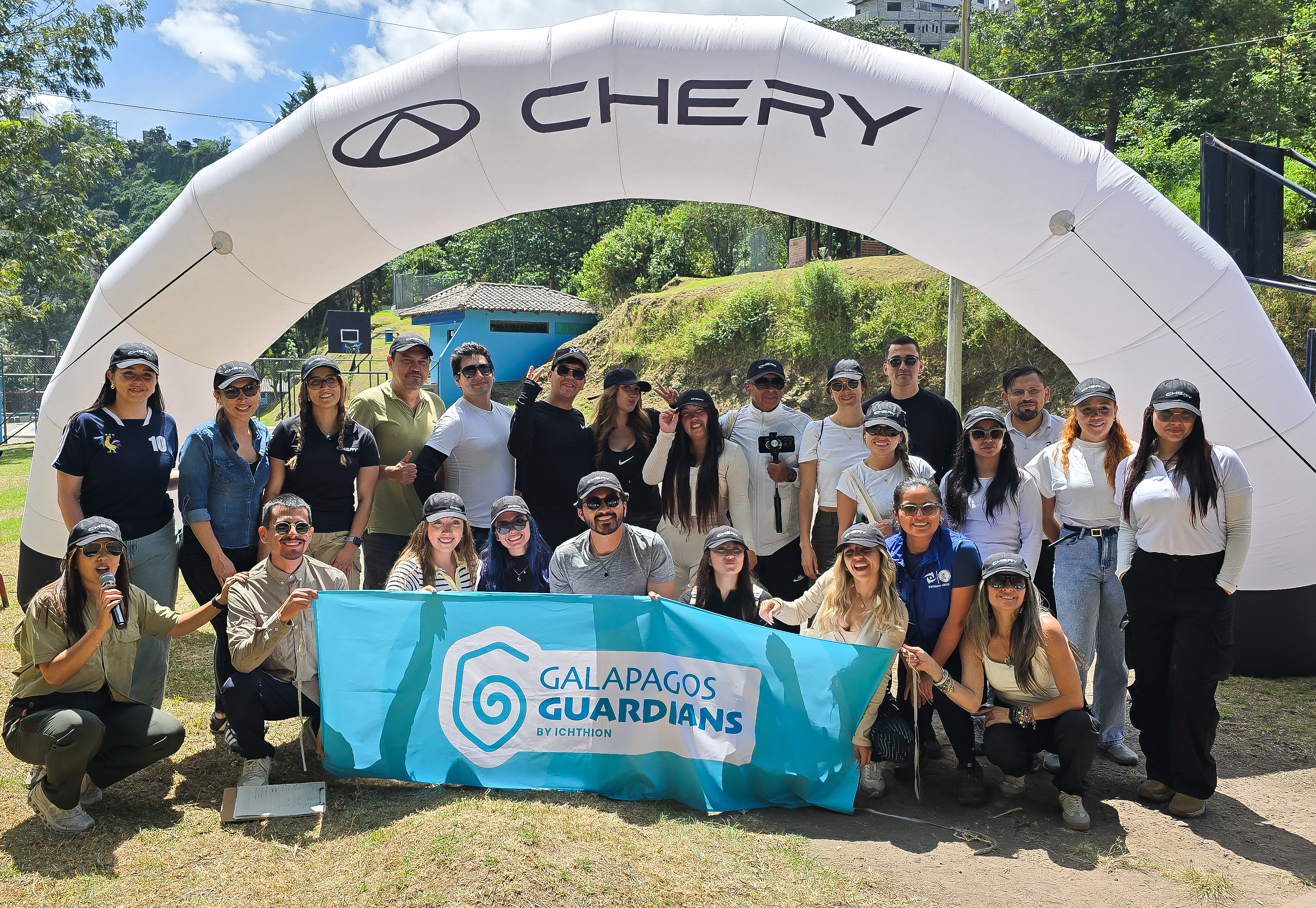 Más de 181 kg de residuos fueron retirados de las riberas del río San Pedro por Galapagos Guardians y Chery