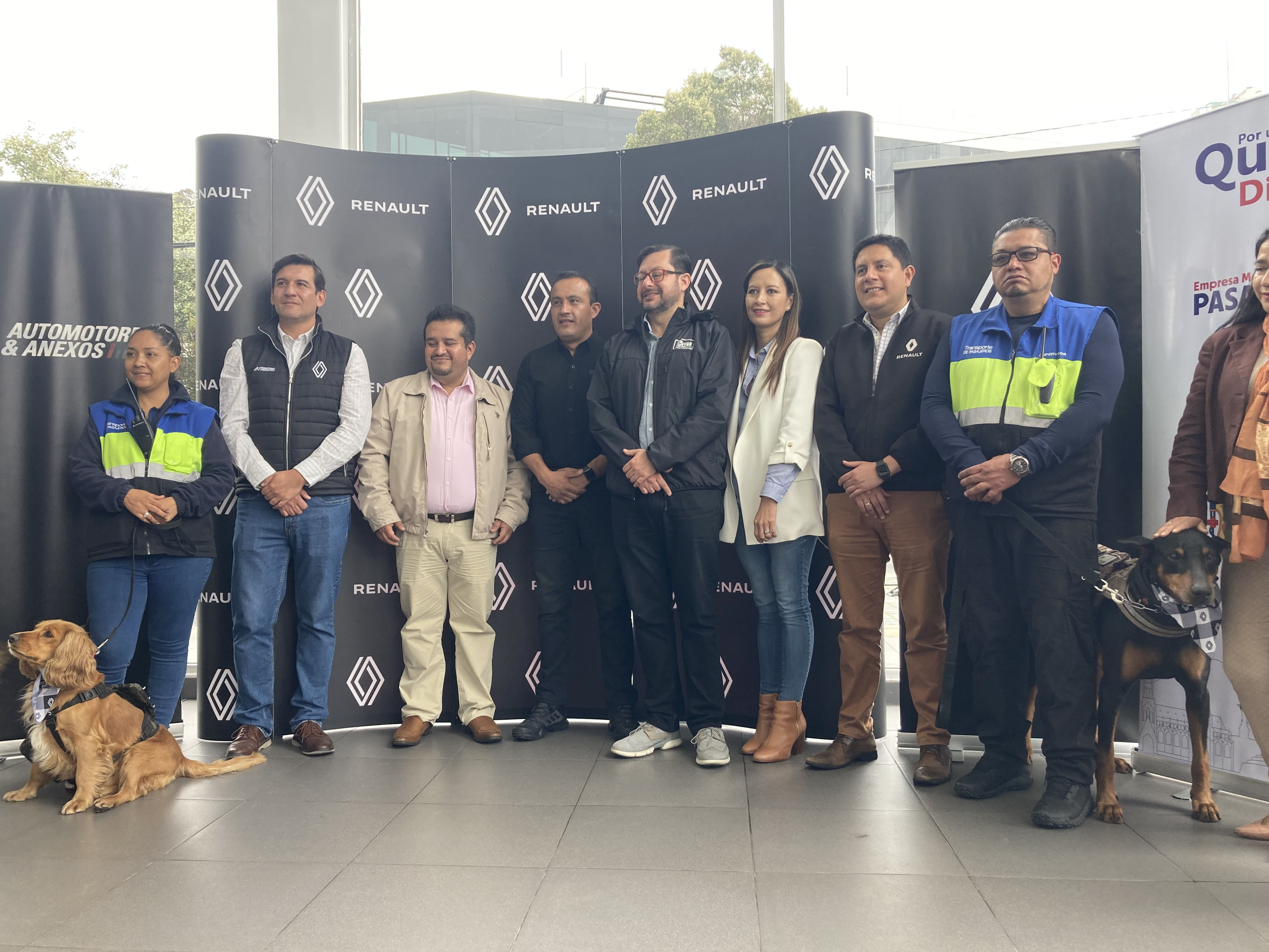 Renault Ecuador entregó donativos para perritos rescatados