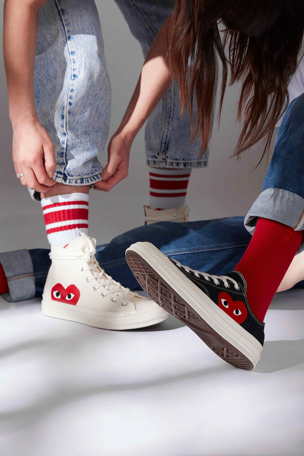 black cdg converse on feet