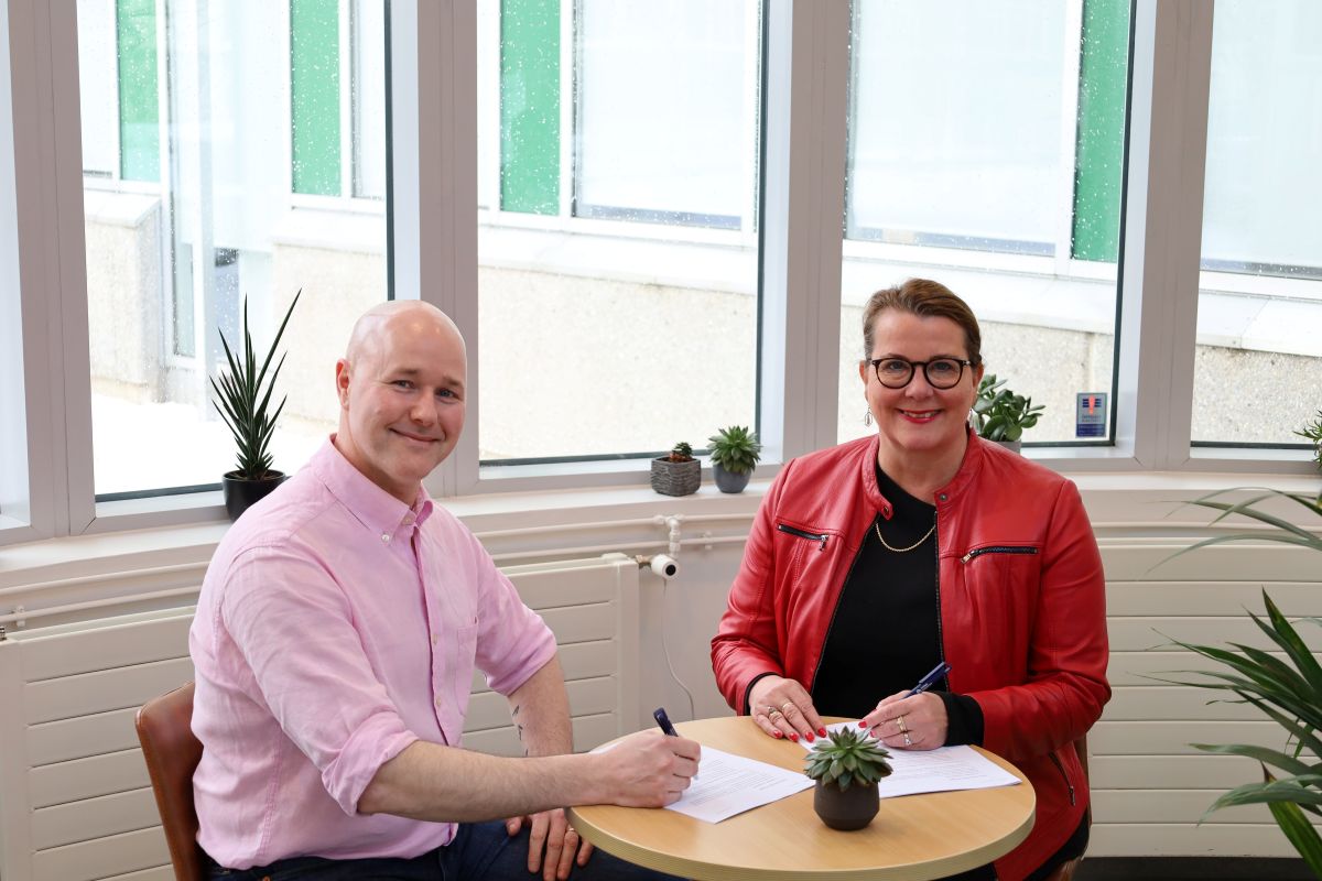 Á myndinni eru Hinrik Jósafat og Hildur Elín Vignir við undirritun samnings á milli Atlas Primer og EHI