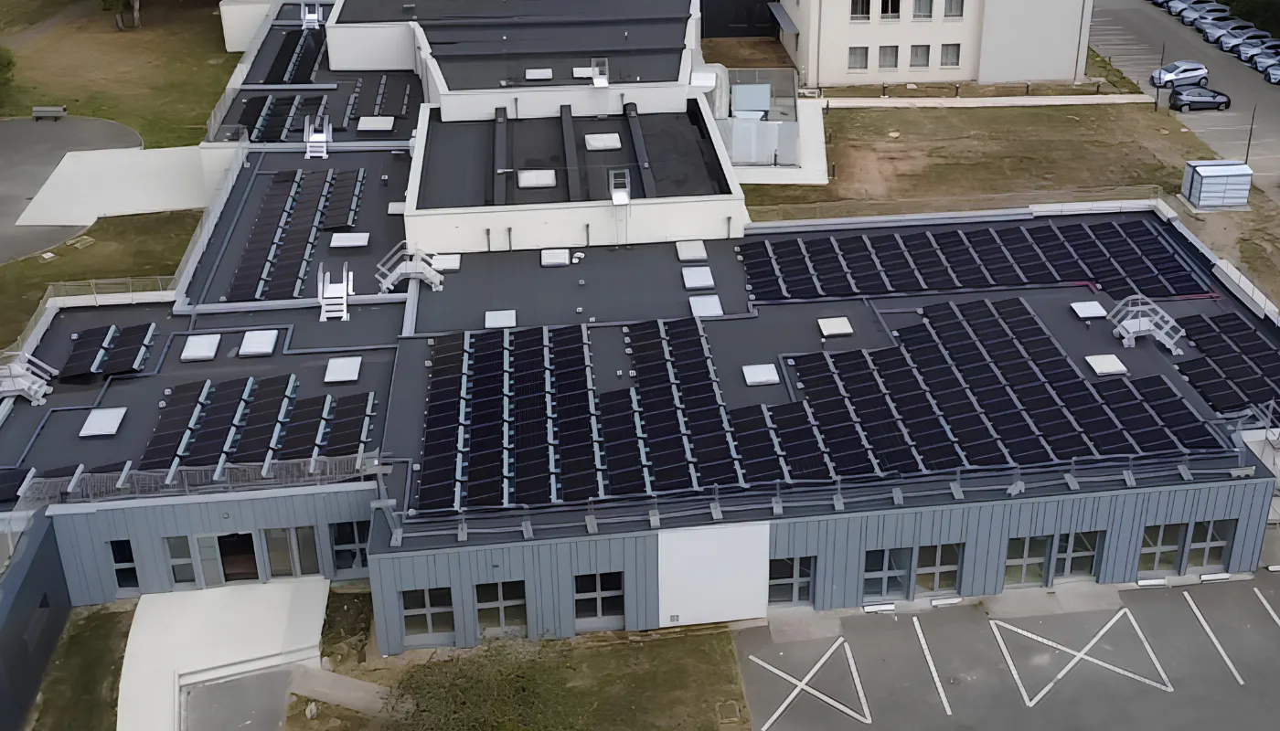 Enercoop Hauts-de-France pose une nouvelle toiture solaire à Amiens Photo d'une partie des toitures d'Apradis équipée en panneaux photovoltaïques