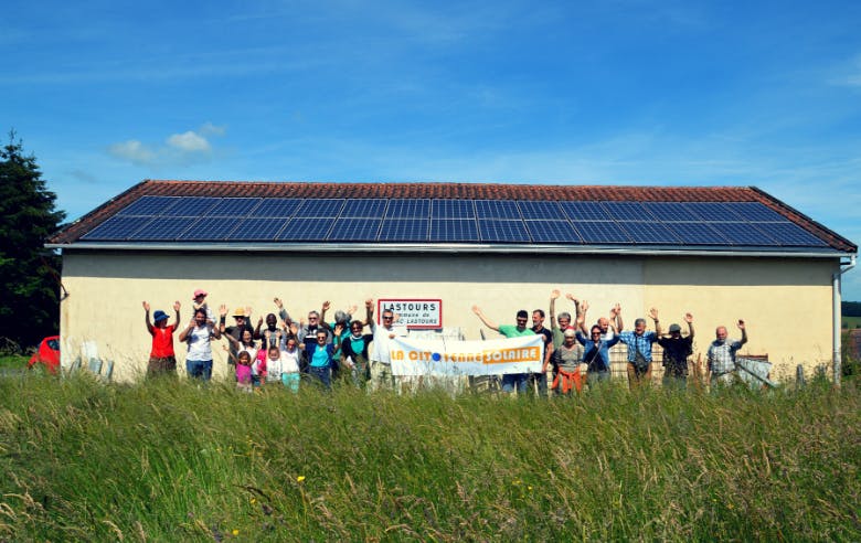 Citoyens de la Citoyenne Solaire devant la centrale solaire des Cantonniers à Rilhac Lastours - Enercoop Nouvelle-Aquitaine