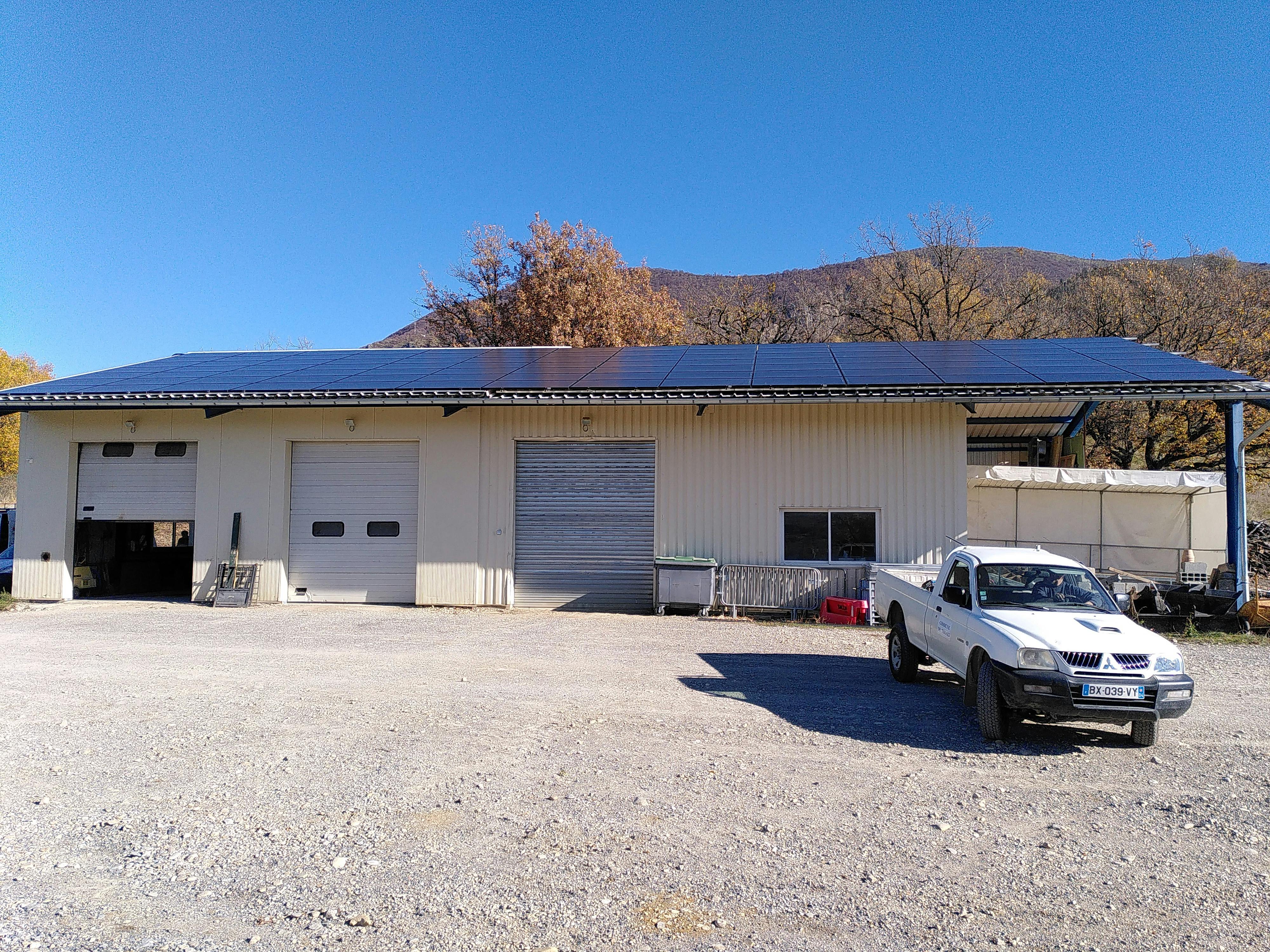 installation centrale solaire toit Thoard 