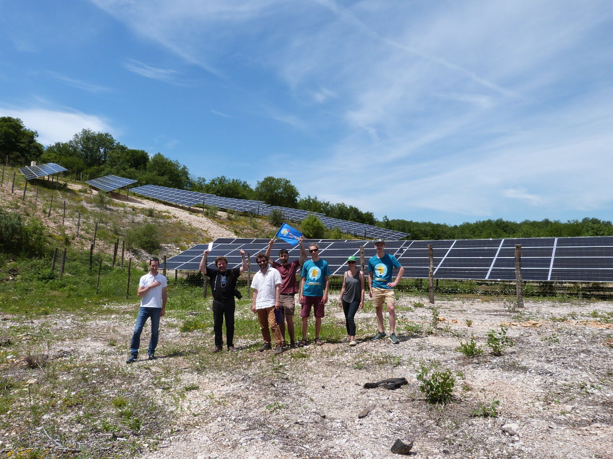 Equipe posant devant le parc solaire Lacombe de la Pature à Lachapelle-Auzac - Enercoop Midi-Pyrénées