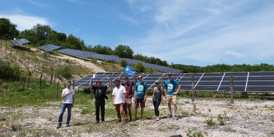Equipe posant devant le parc solaire Lacombe de la Pature à Lachapelle-Auzac - Enercoop Midi-Pyrénées