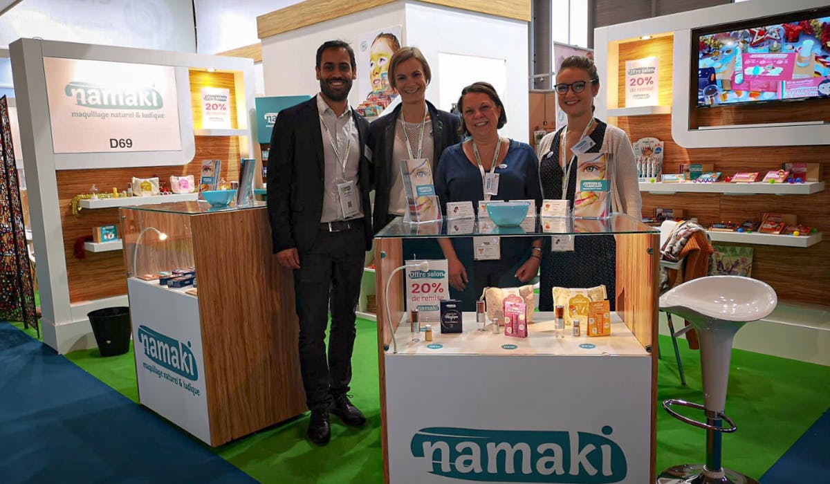 Equipe Namaki Cosmetics sur leur stand lors d'un salon