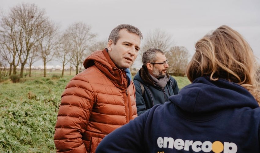 Hervé Blanché, Maire de Rochefort et président de l'agglomération Rochefort Océan devant les infrastructures de la station de lagunage et de la centrale de production d'énergie électrique et gaz issue de la co-génération - crédit photo : Lycia Walter - Enercoop Nouvelle-Aquitaine