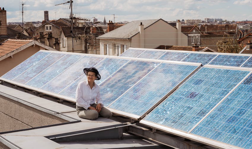 Marie-Colette sur sa toiture solarisée - crédit photo : Lycia Walter - Enercoop Nouvelle-Aquitaine