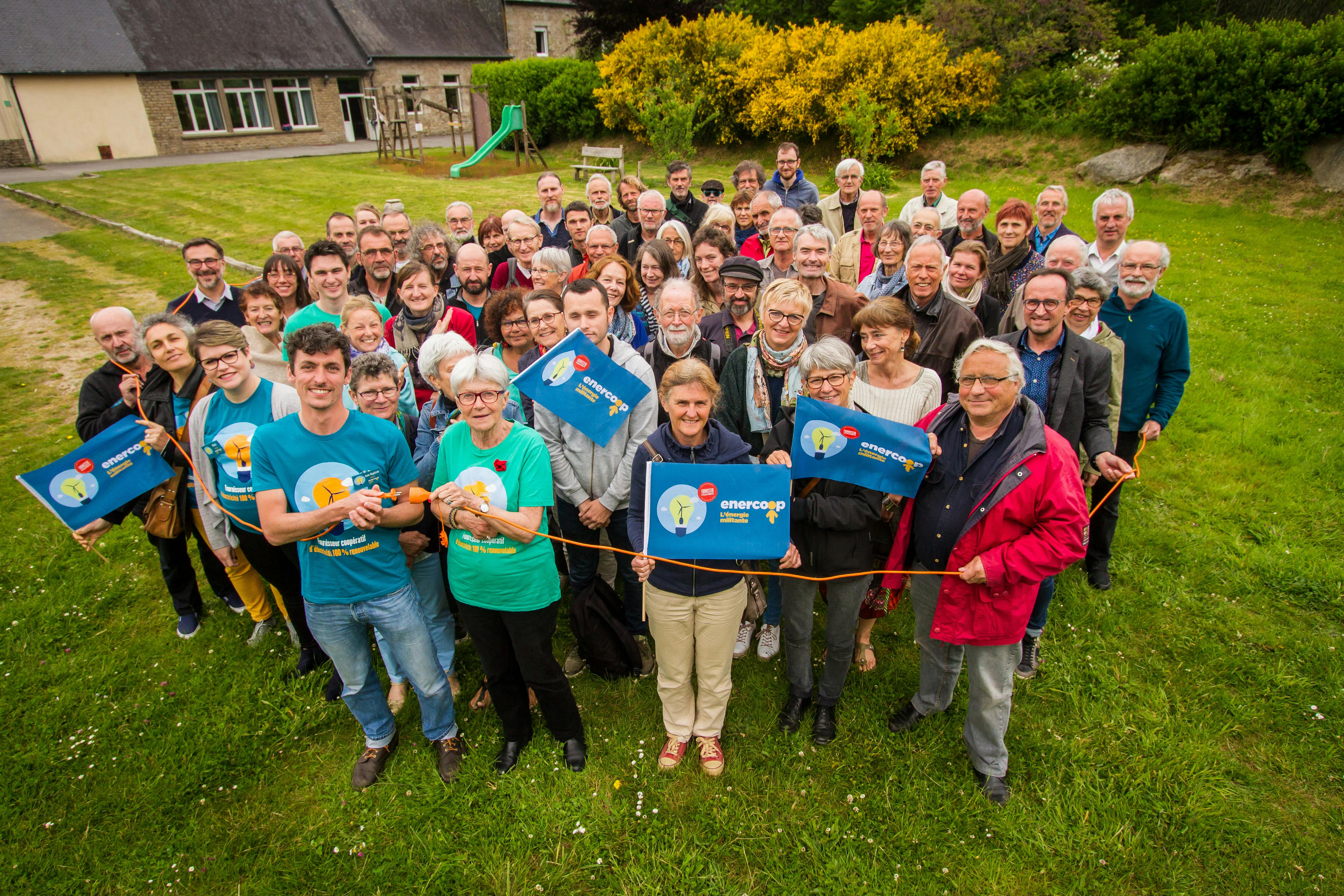 Collectif de citoyens devant un nouveau site de production d'électricité renouvelable