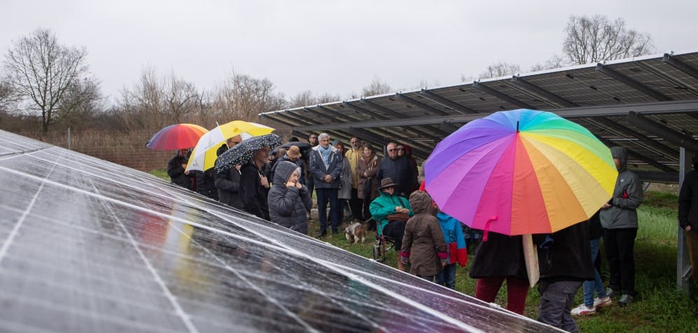 parapluie multicolore au parc solaire de Rouzas à Fleurance par Enercoop Midi-Pyrénées