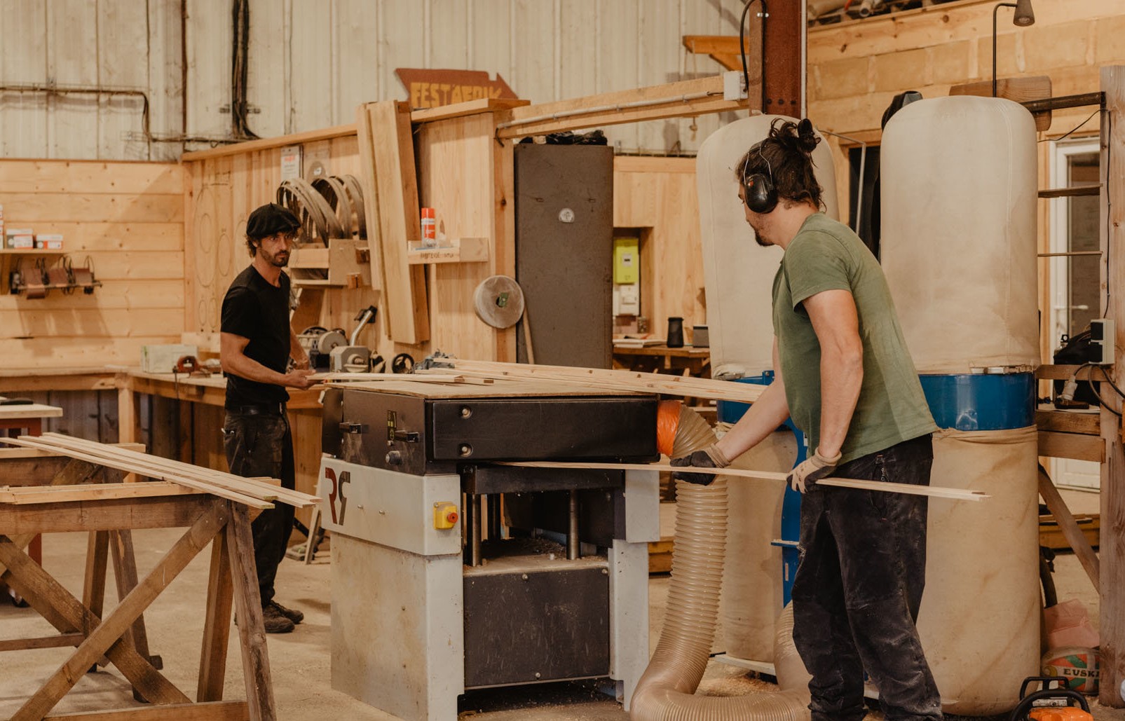 Les salariés de Canopée Construction dans leur atelier - Enercoop Nouvelle-Aquitaine