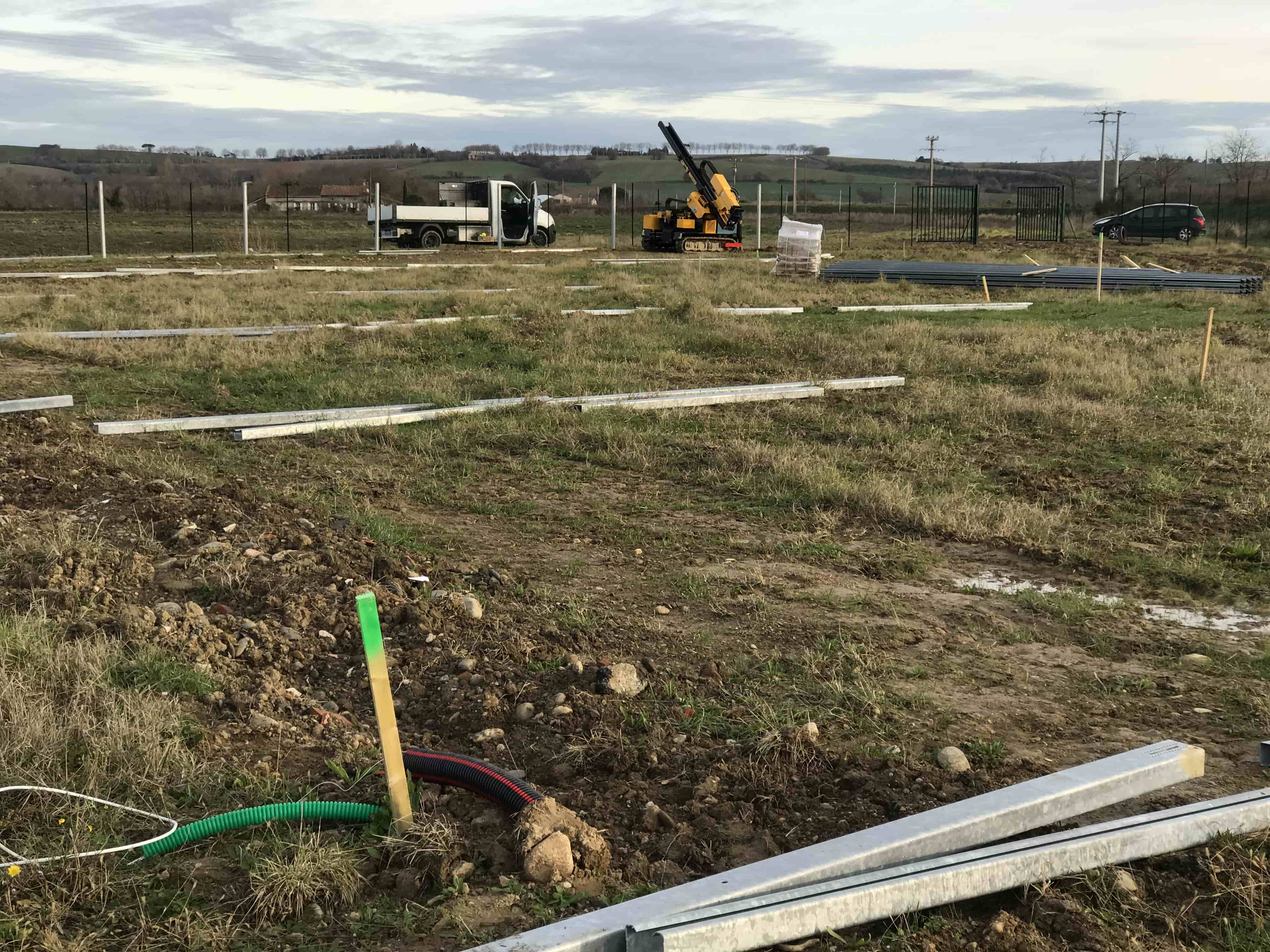 Chantier en cours au parc solaire d'Espalmade