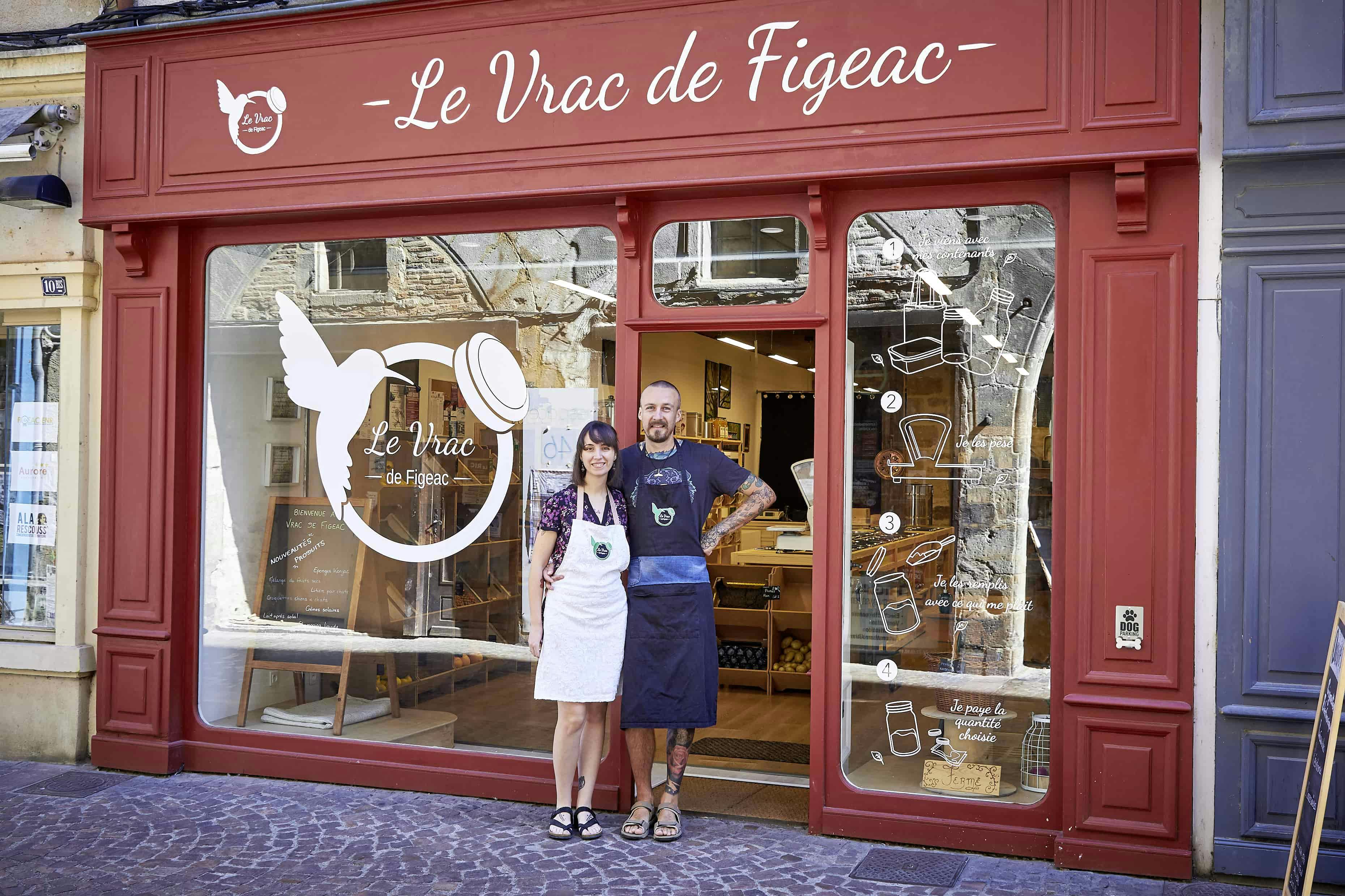 Nicolas et Linda Dupont, gérants de l'épicerie le Vrac de Figeac devant la boutique