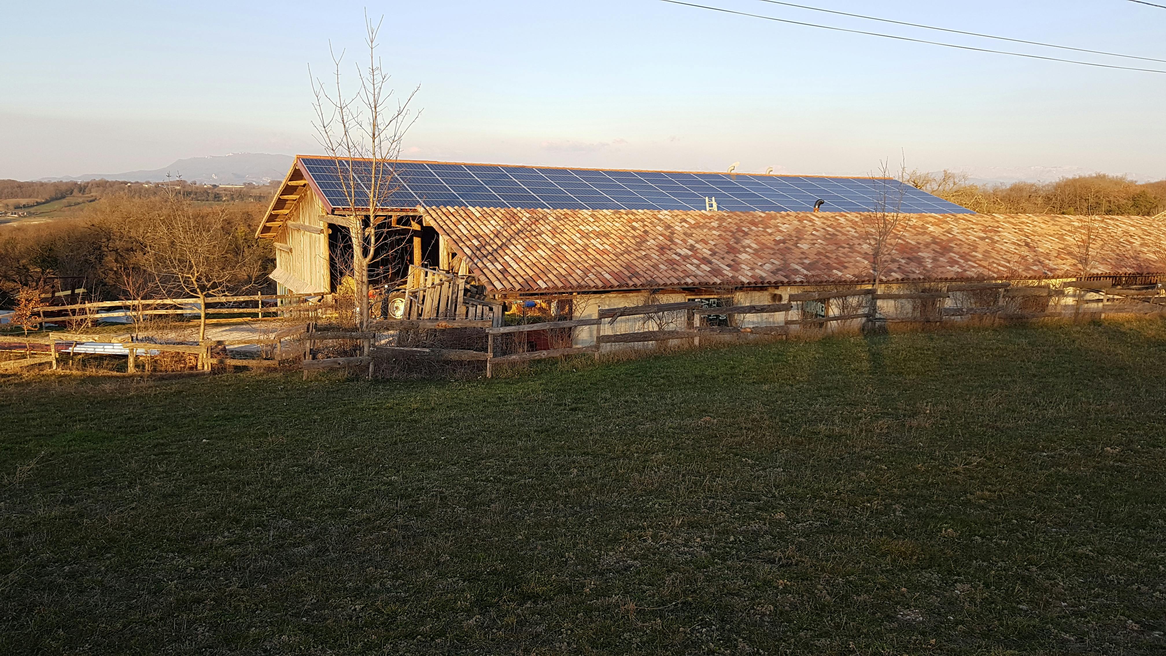 Photo du bâtiment aux Amanins, équipé en panneaux photovoltaïques