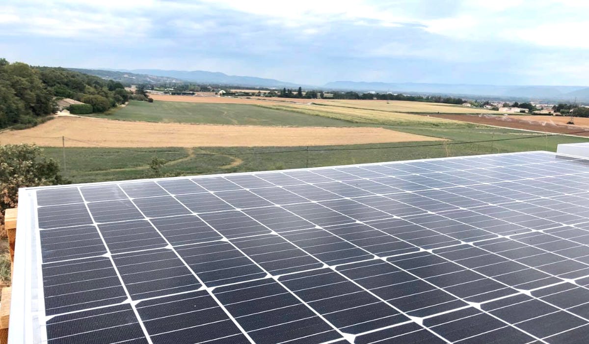 Panneau solaire photovoltaïque avec des champs