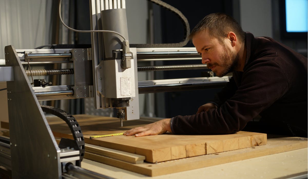 Menuisier en pleine activité