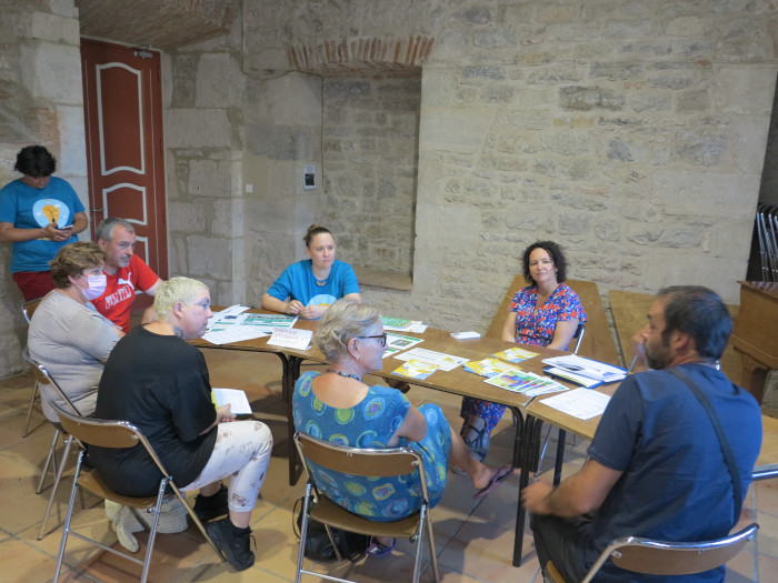 Table thématique lors de la réunion publique à Saint-Antonin-noble-Val