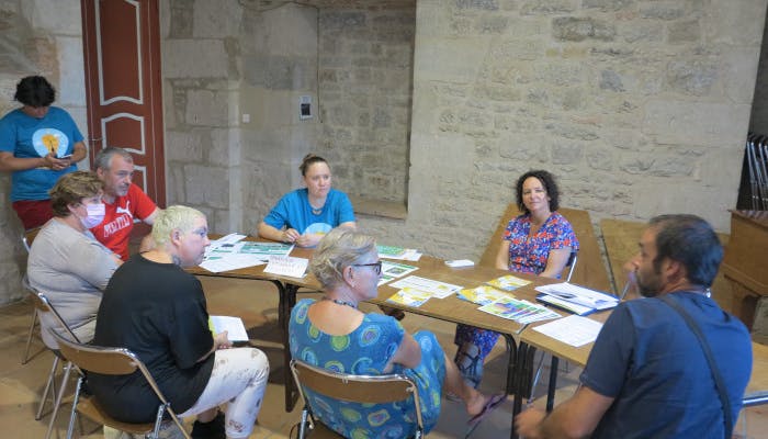 Table thématique lors de la réunion publique à Saint-Antonin-noble-Val