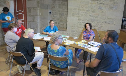 Table thématique lors de la réunion publique à Saint-Antonin-noble-Val
