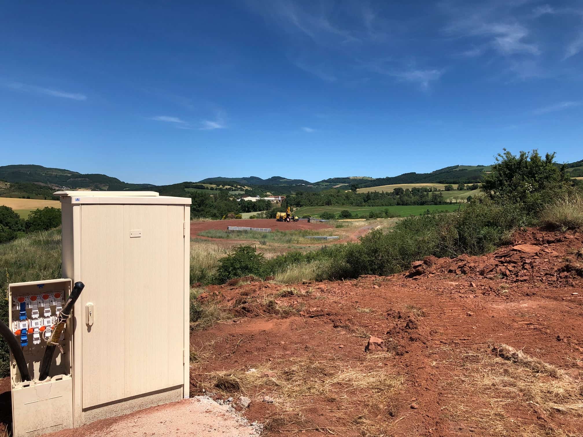 Compteur électrique installé à l'entrée de la parcelle