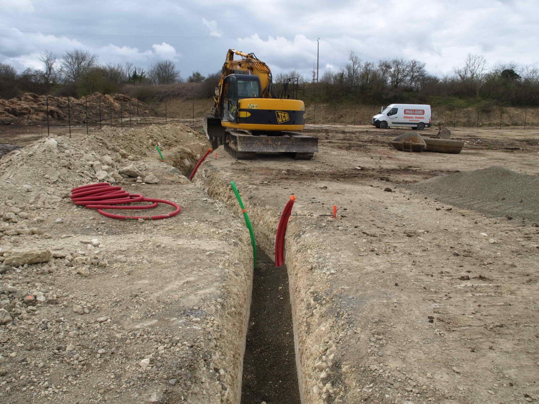 Creusement de la tranchée au futur parc solaire de Montéchut