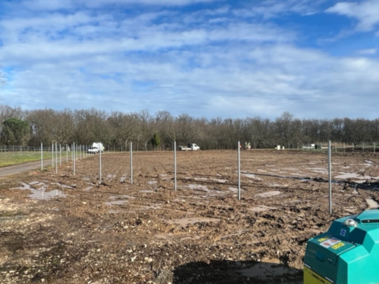 Pose de la clôture sur le parc de Meauzac