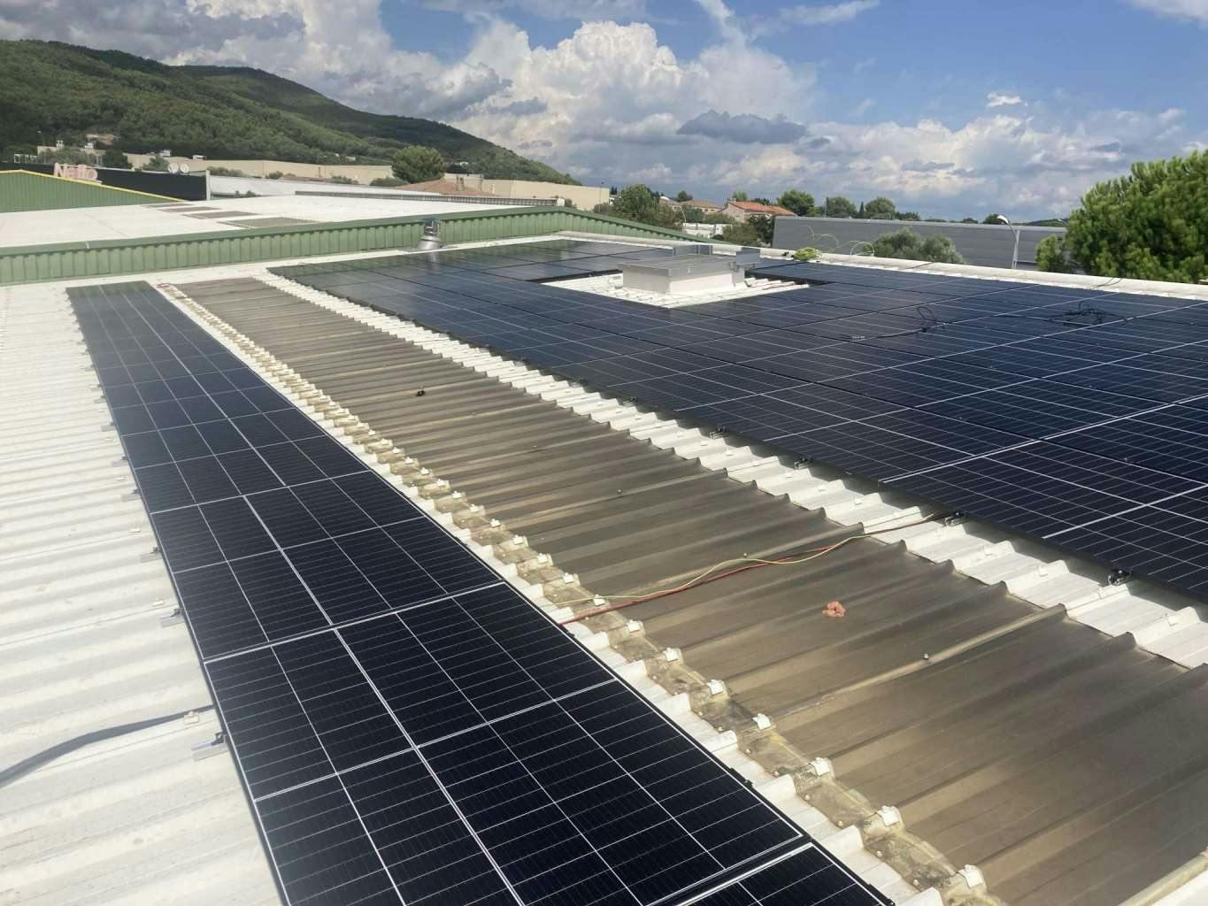 panneaux photovoltaiques sur le toit du magasin