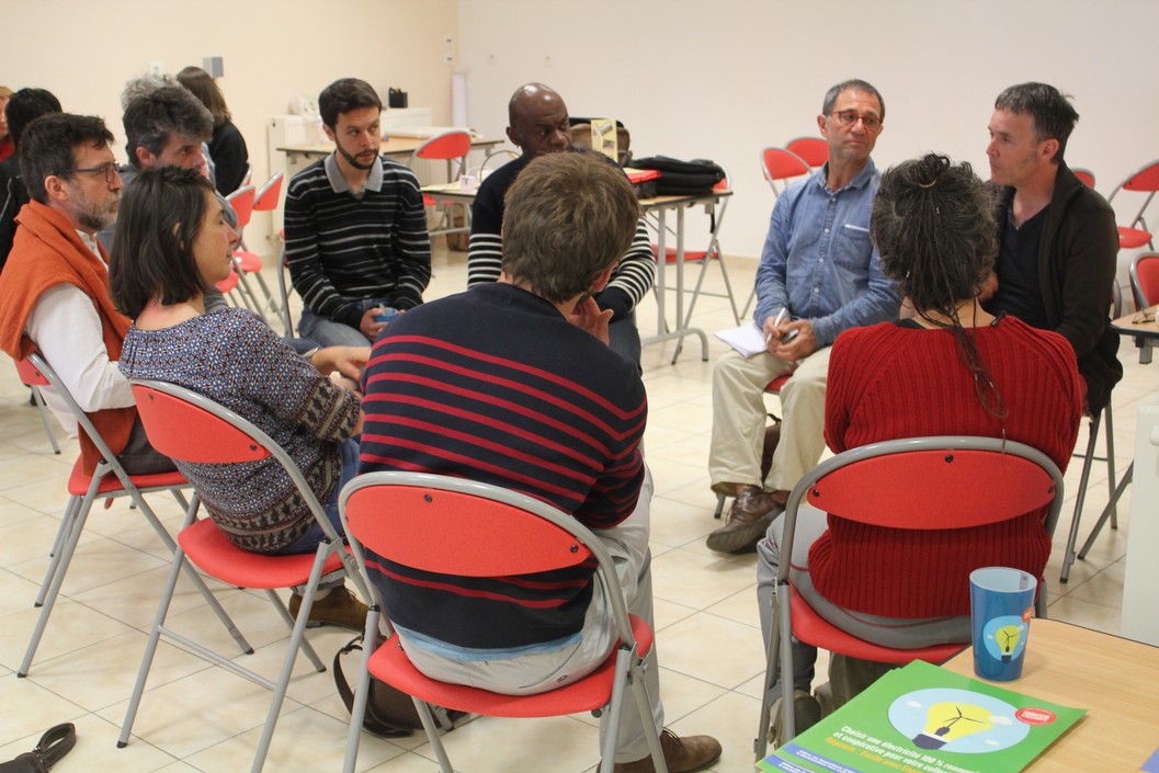 Membres d'un groupe de travail en réflexion