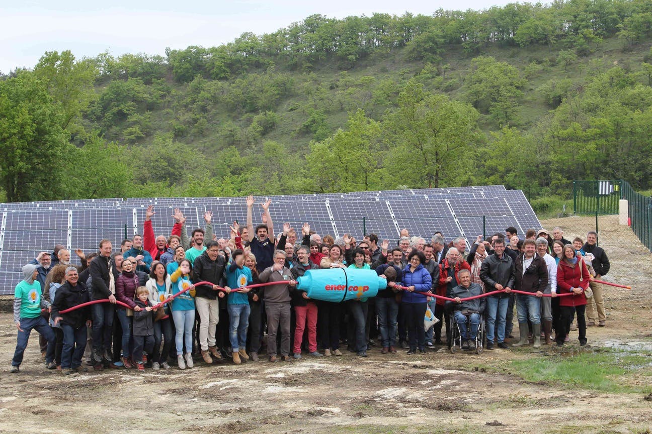 Sociétaires et habitants d'Auterrive (32) lors de l'inauguration du parc solaire de Montéchut