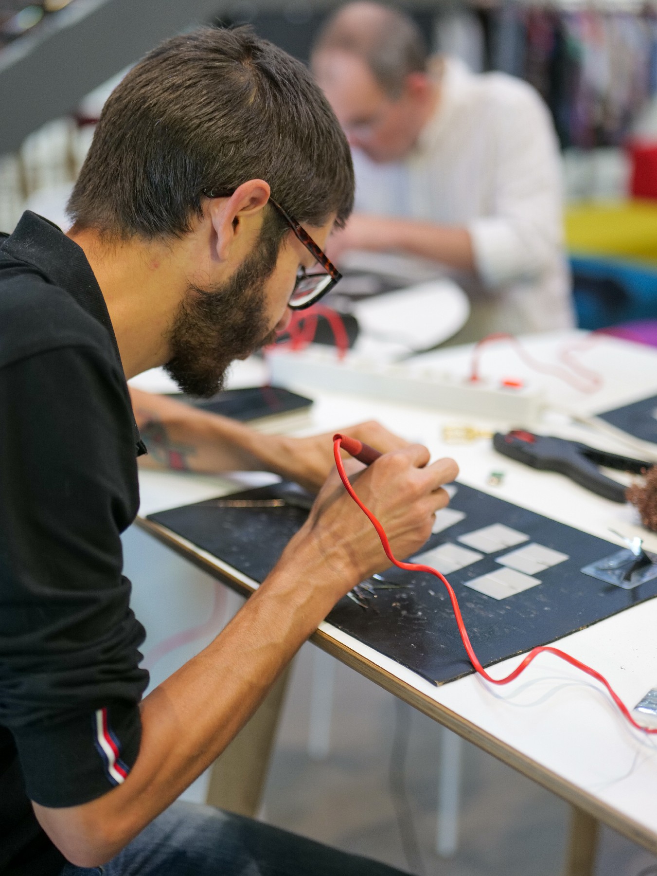 Alonso durant l'atelier crée ton chargeur solaire