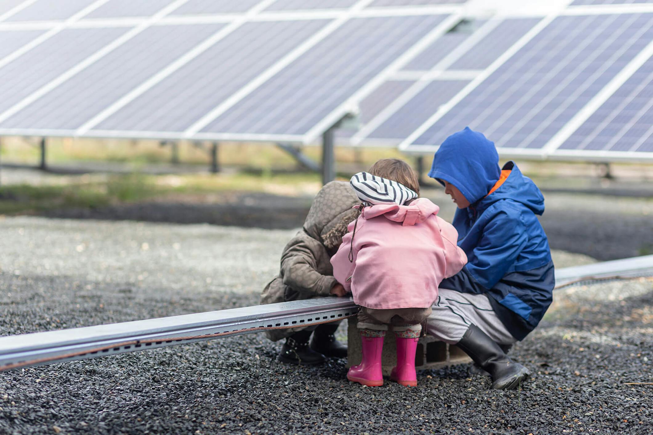 Enfants jouant près d'un parc solaire d'Enercoop Midi-Pyrénées - Credits Sergio Di