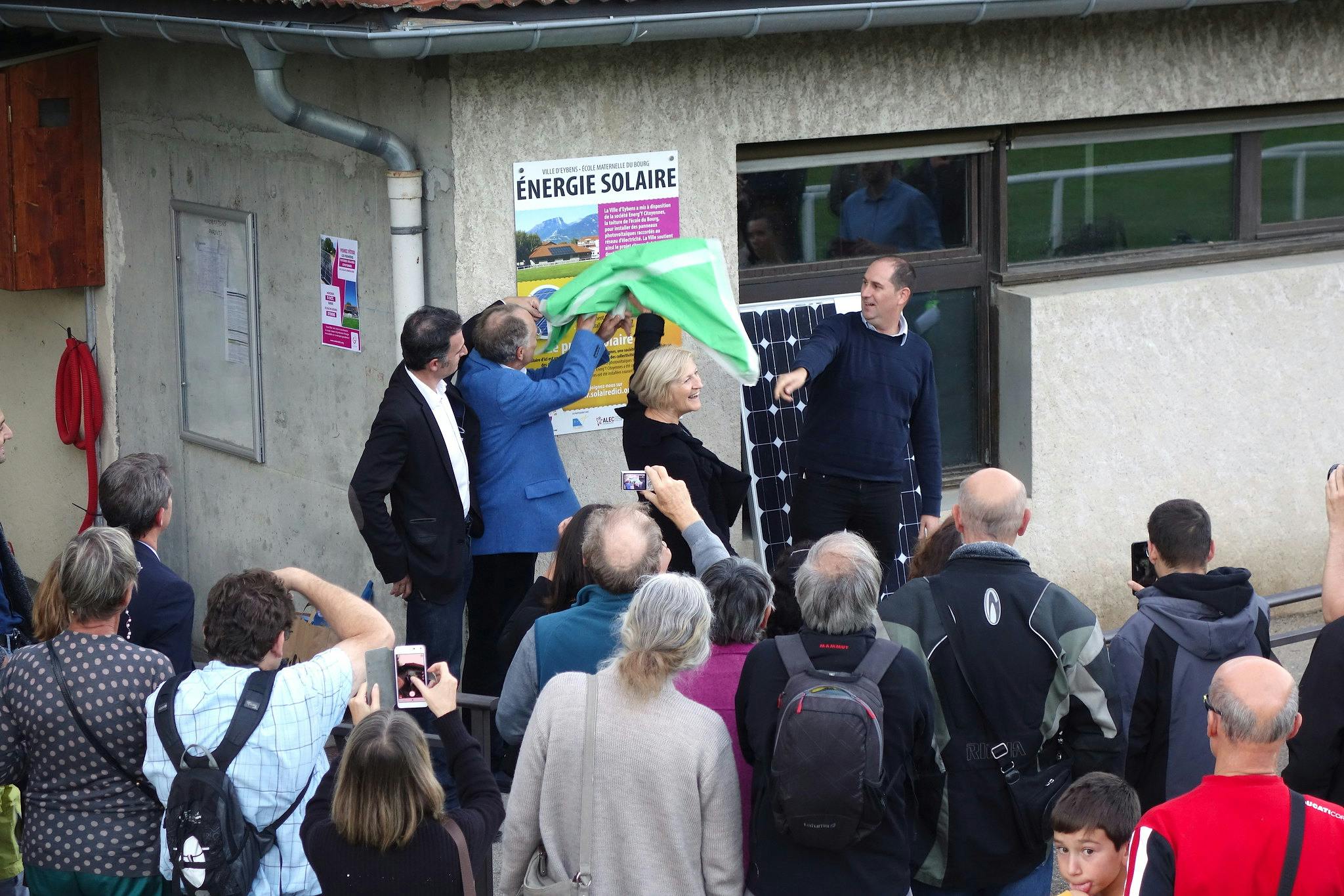 Collectif de citoyens devant un nouveau site de production d'électricité renouvelable