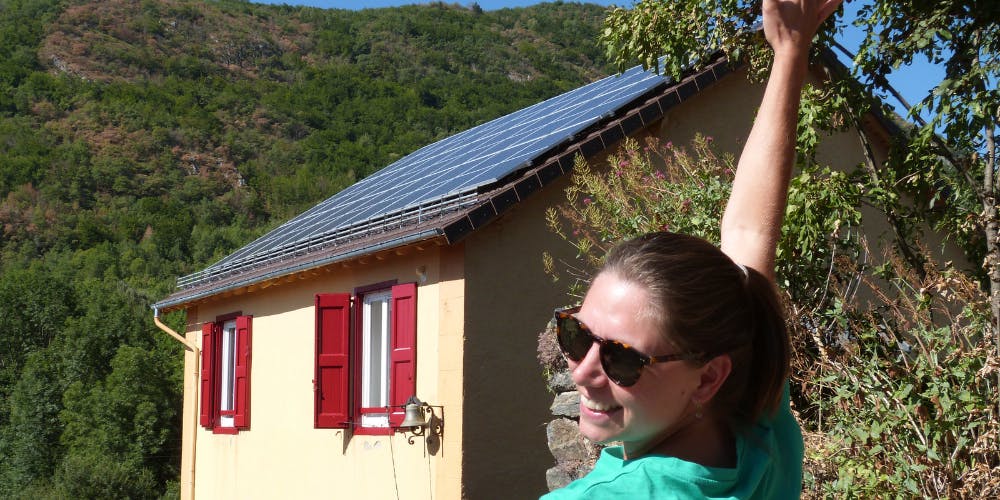 Salairée devant panneaux solaires sur un toit