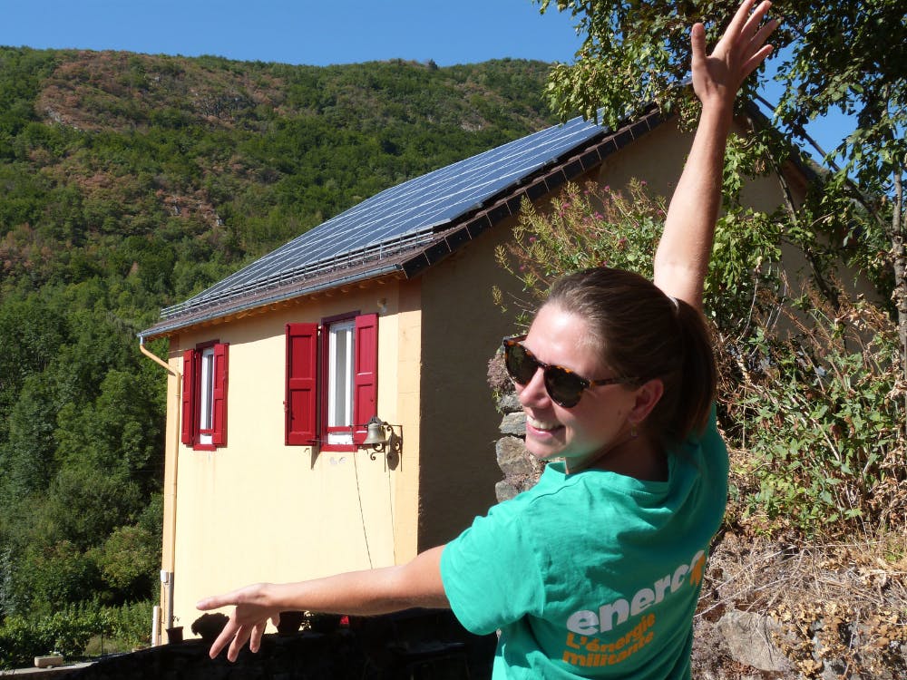 Salairée devant panneaux solaires sur un toit