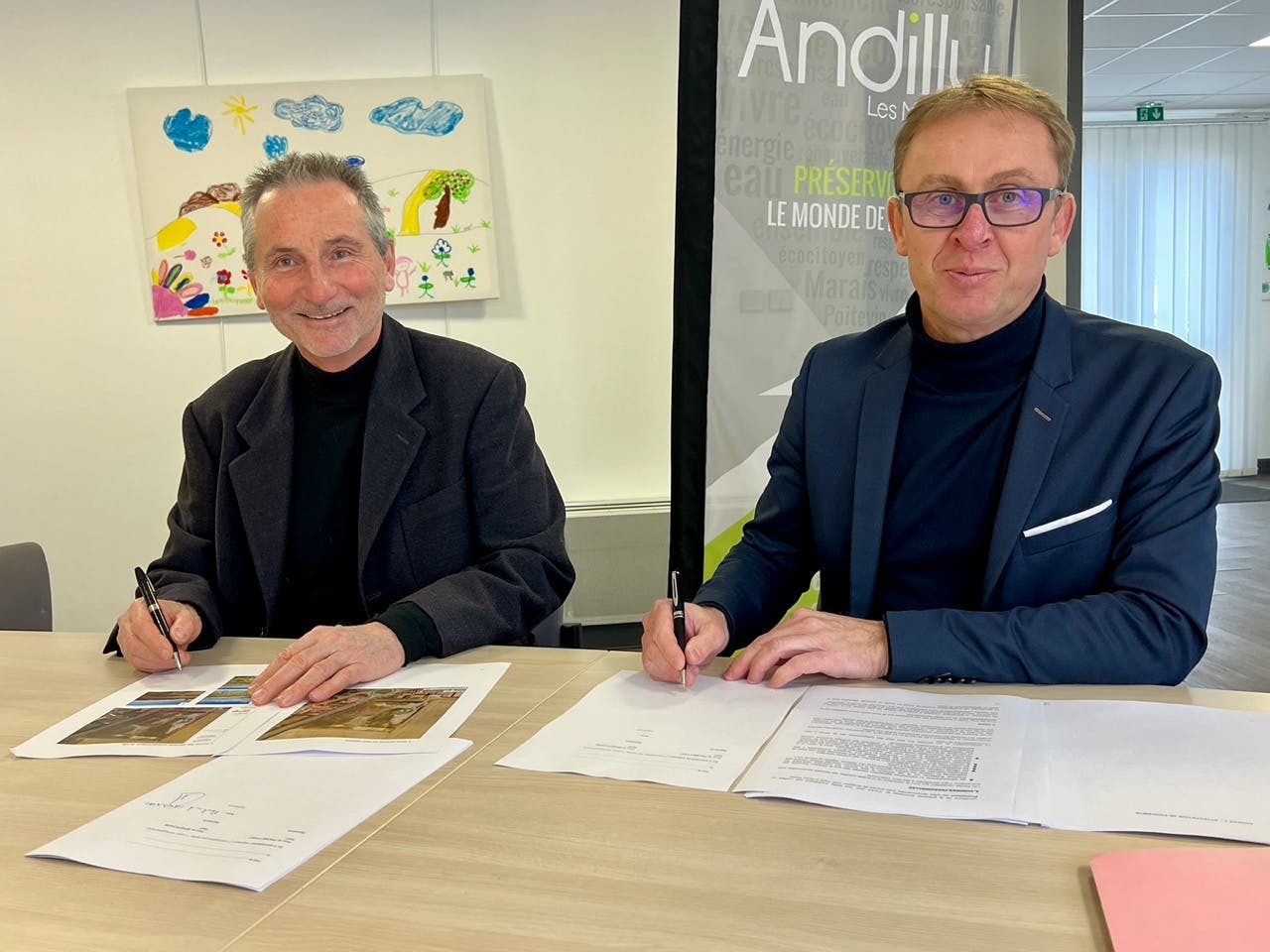 Signature de la promesse de bail pour le parc solaire d'Andilly, à droite Sylvain FAGOT (maire d'Andilly) et à gauche Bertrand CARDINAL (président de la COOPEC)