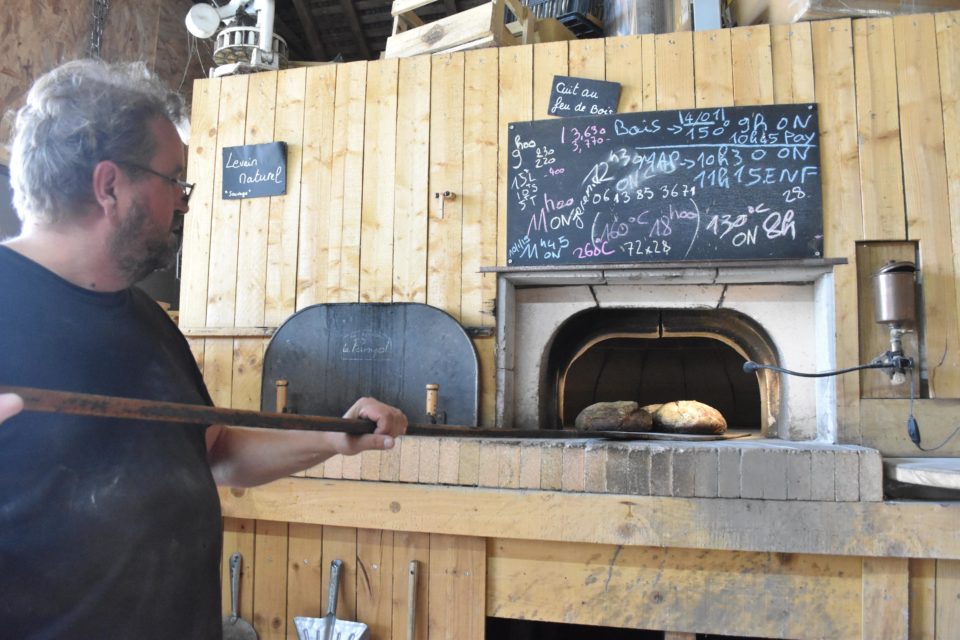 Avec son four à bois, Hervé Normand propose son « Paysan », un pain rustique (le Réveil Normand)