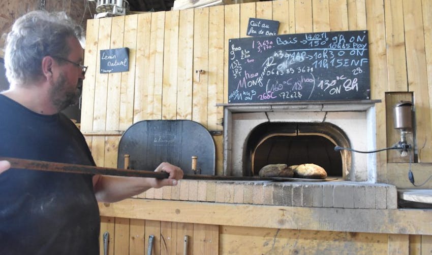 Avec son four à bois, Hervé Normand propose son « Paysan », un pain rustique (le Réveil Normand)