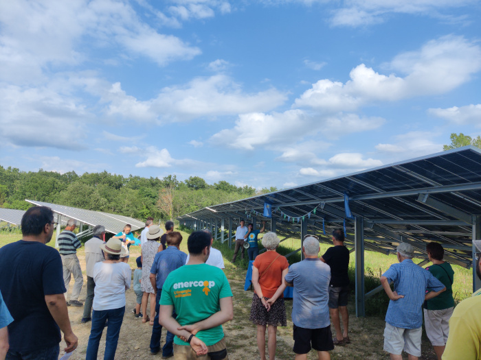 Participantes et participants à l'ombre