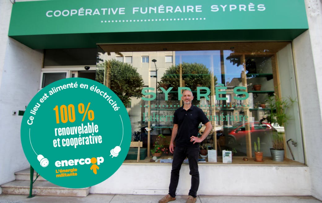 Olivier Gallet, président de Syprès, devant le local de la coopérative funéraire à Talence en Gironde, alimentée par Enercoop