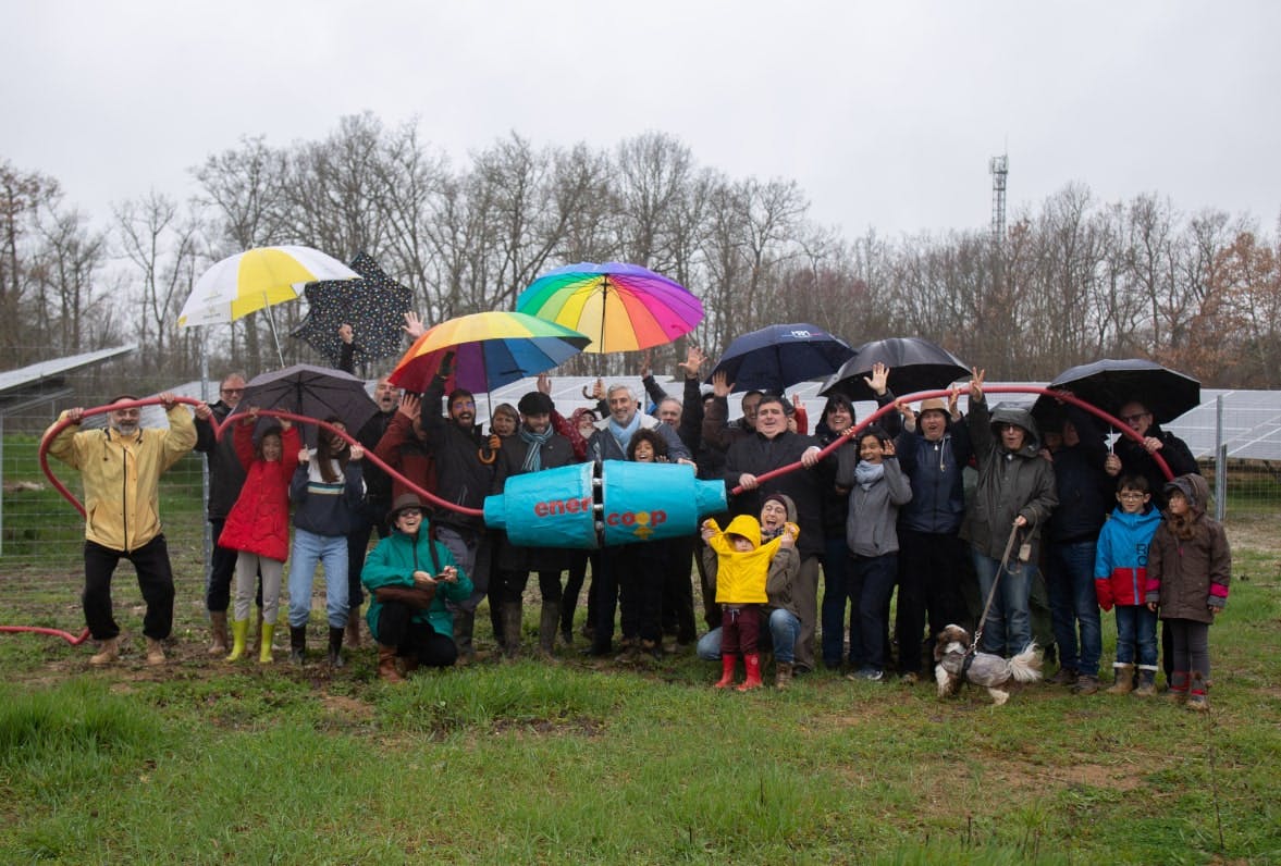Inauguration du parc solaire de Rouzas à Fleurance avec des parapluies