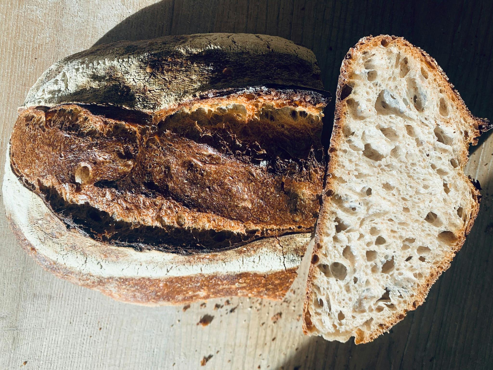 Ce weed-end, c'était le 16 octobre, la Journée Mondiale du pain ! L'occasion de vous présenter l'énergie des Boulangeries  ! L'énergie des boulangeries. Pain au chocolat ou chocolatine, Enercoop va au-delà des clivages pour cuire à l'énergie verte les baguettes de ton petit dej' (ou de tes tartines de fromage). La coopérative en Languedoc-Roussillon en est un bon exemple. Découvez les boulangeries de votre région.