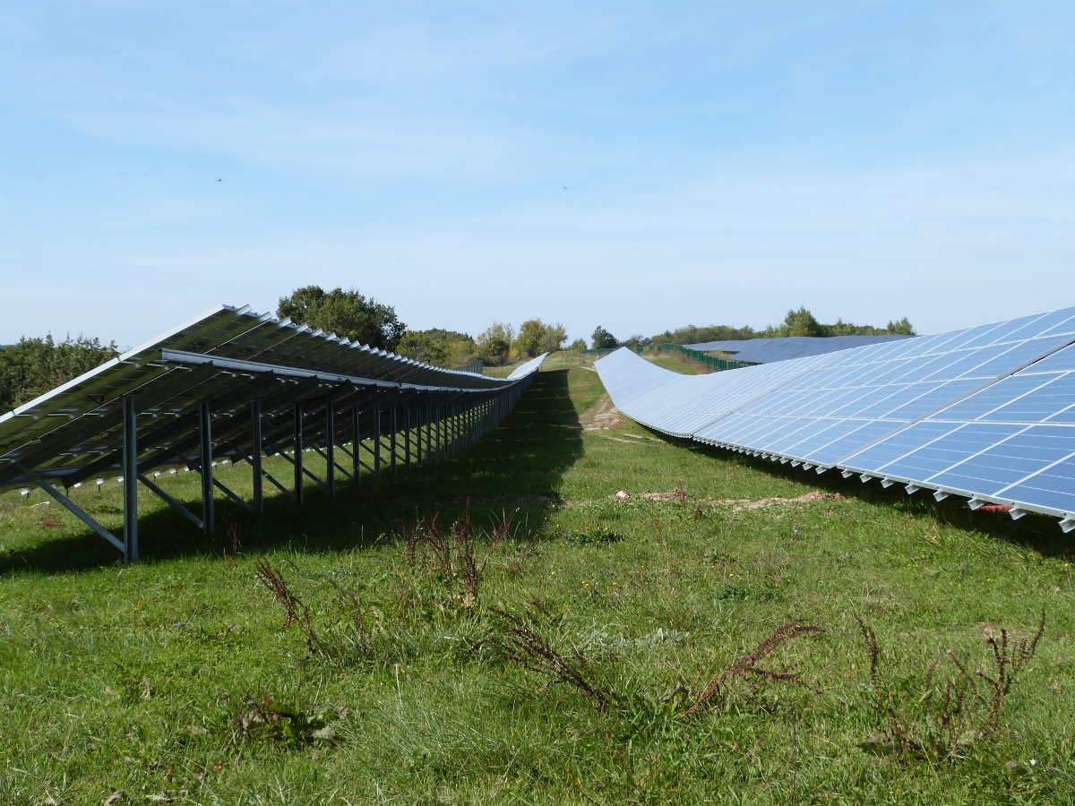 Les 2 rangées du parc solaire de Pousse-Pisse à Carlus-Le Séquestre (81) par Enercoop Midi-Pyrénées