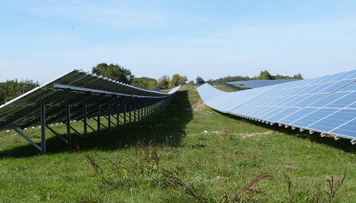 Les 2 rangées du parc solaire de Pousse-Pisse à Carlus-Le Séquestre (81) par Enercoop Midi-Pyrénées